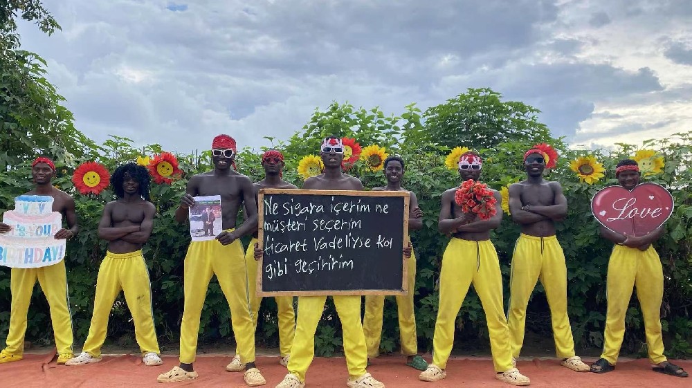 非洲黄裤子肌肉男主题服装祝福